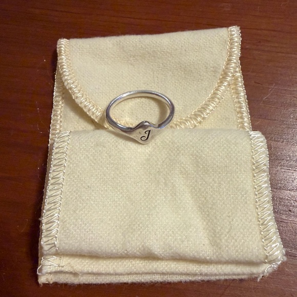 James Avery hammered sterling silver Petite Signet Initial "J" Ring size 6.5 - Picture 3 of 4